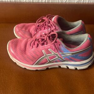 PRICE  DROP Women’s athletic sport shoes size 7.5 ASICS